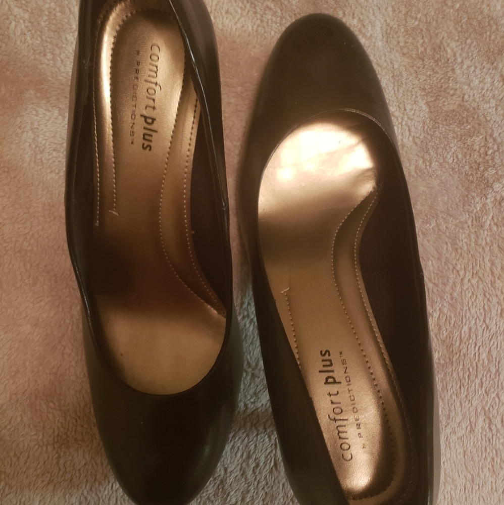 Black pumps